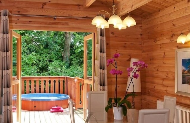 5 star, award winning Lodge with luxurious hot tub (sleeps 4)