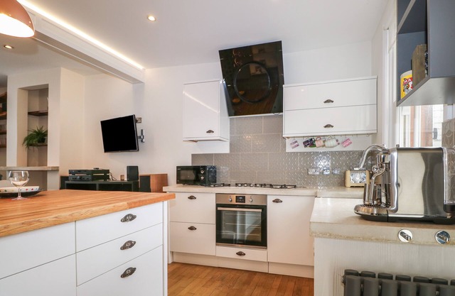 59 BAR END ROAD, pet friendly, with a garden in Winchester