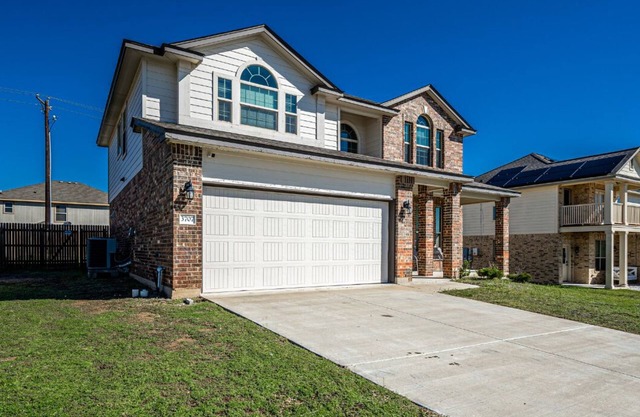 5BD/3Bath w/HotTub and Back Yard - Perfect for Families or Military Roommates!nn