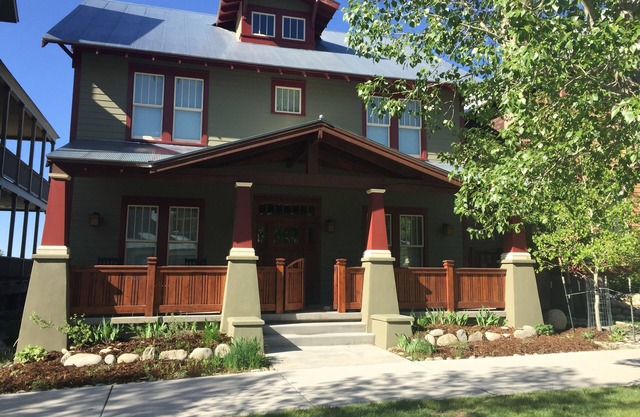 5bd Craftsman Gathering House. Best location in South Main! Steps from park!