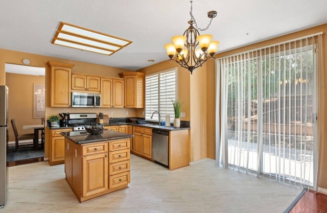 5BR/3BA | Queen Beds | Family Home in Riverside