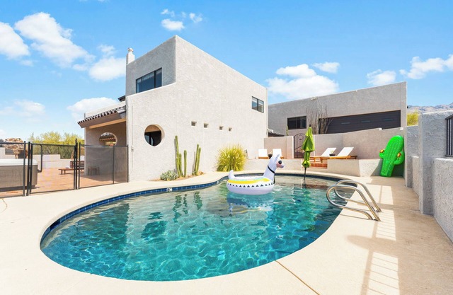 5BR Tucson Retreat w/Pool, Spa, Game Room, Views