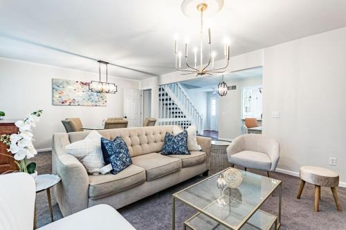 5br w community Pool close to North Hills!