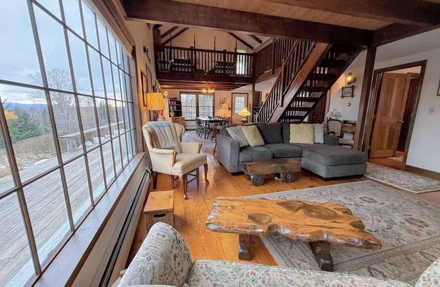5H Charming hilltop Farmhouse with Stunning Views, near Mountain View Grand Resort!