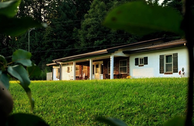 5min to Breweries and 25min to Tail of the Dragon. Pool table + pet friendly!