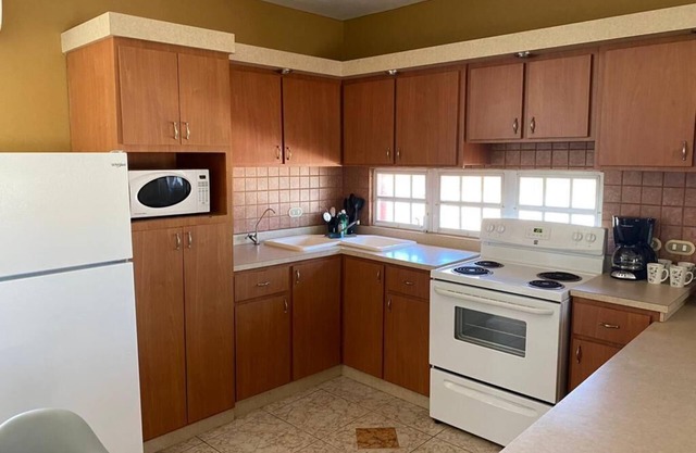 5mins to the beach. 2nd Floor Tropical Vacation Home