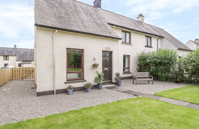 6 AONACHAN GARDENS, pet friendly, with a garden in Spean Bridge