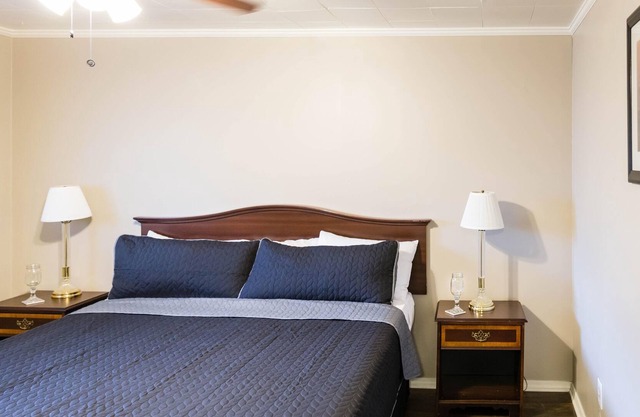 6 Bdrm / 4 Bath / 2 Kitchen Unit LESS THAN 2 MILES TO SILVER DOLLAR CITY