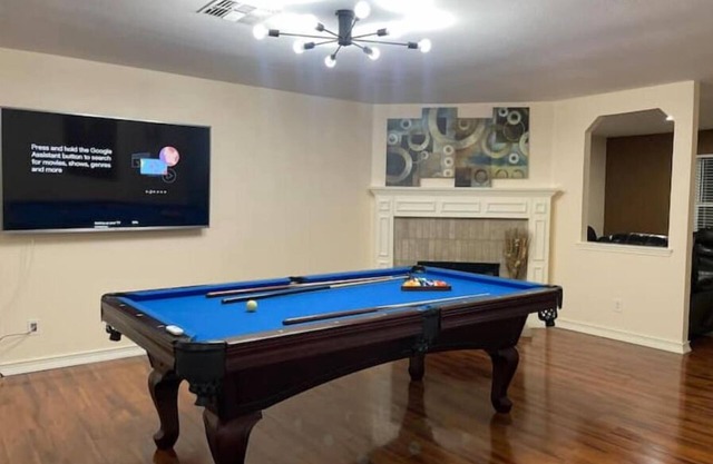 6 bed 6 tv Pool table Air Hockey Bulverde/Evans