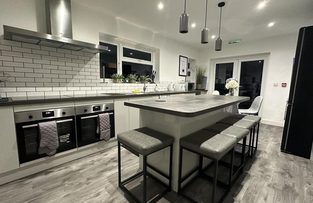 6 Bedroom 5 Shower rm House in Central Nottingham