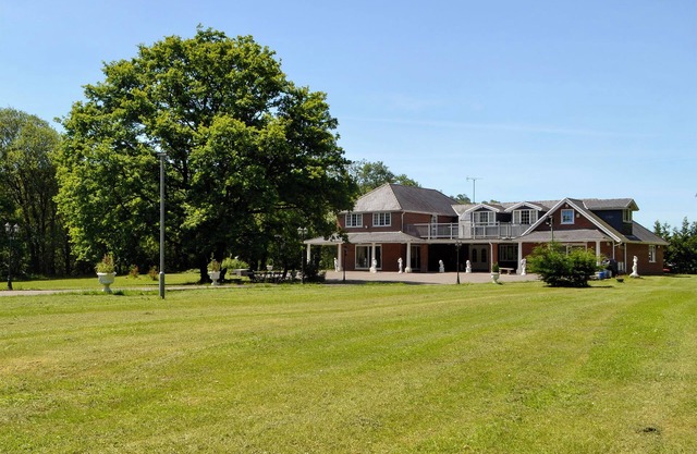 6 bedroom accommodation in Glanaman, near Llandeilo