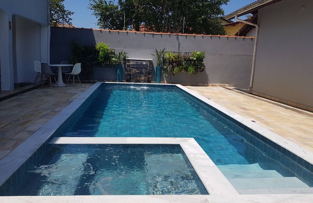 6 bedrooms and 4 suites, pool, barbecue, garage for 5 cars, 150m from the beach