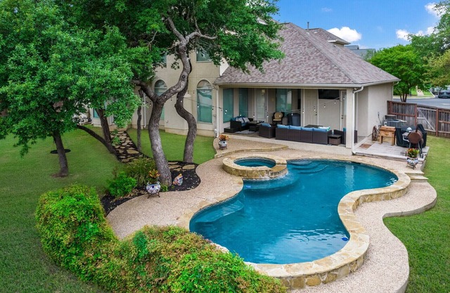 6 Bedrooms With a Pool and 4 baths!