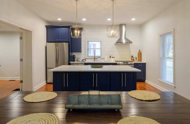 6-Guest Apt Steps to Journeyman & Downtown 3 Oaks!