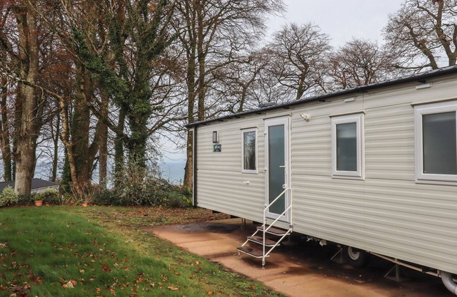 6 MANOR PARK, pet friendly, with a garden in Bucks Cross, Bideford