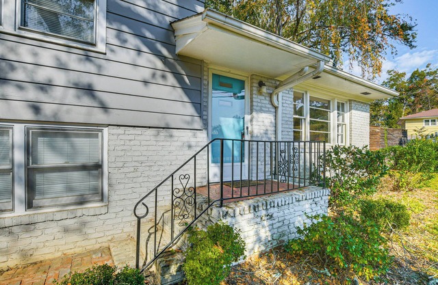 6 Mi to Dtwn Greenville: Taylors Home w/Foosball