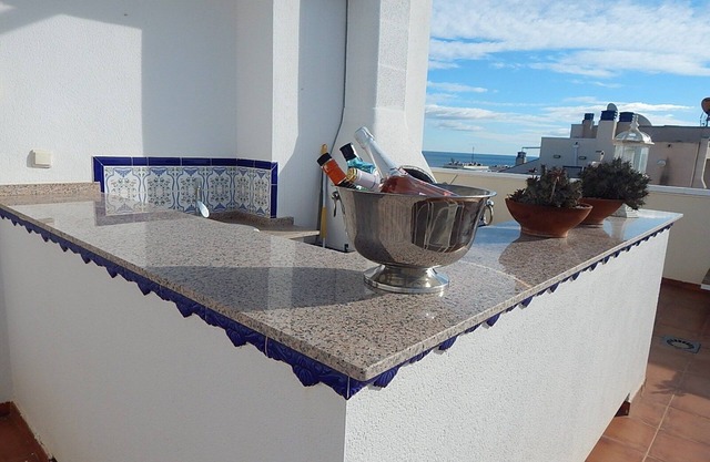 6 min walk to Mil Palmeras seafront, restaurants and bars, great for Padel