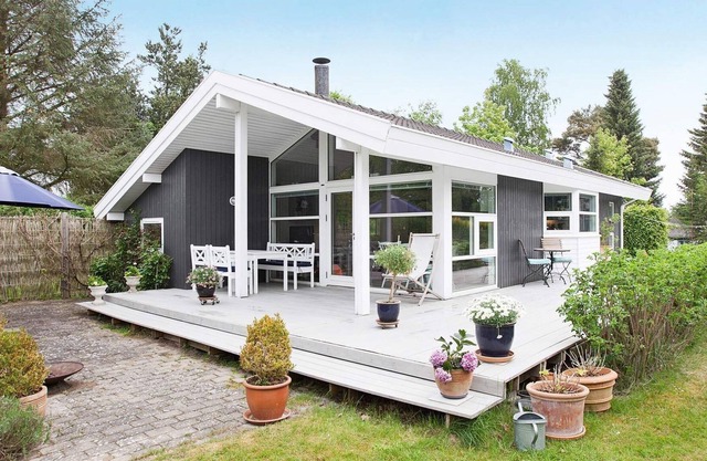 6 person holiday home in Dronningmølle