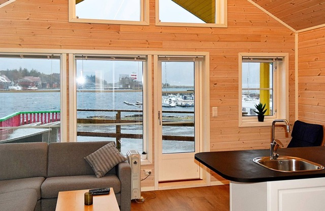 6 person holiday home in MÅLØY