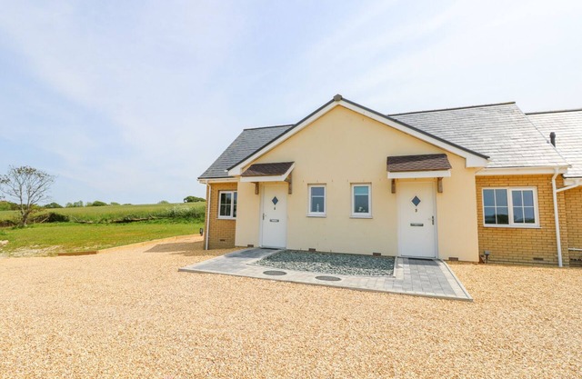 6 YARMOUTH COTTAGES, pet friendly, with a garden in Freshwater