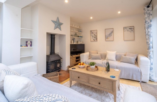 67 Pebble Cottage - sleeps 6 guests in 3 bedrooms