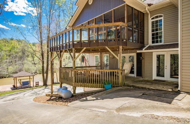 6br 3ba Lake Front Home