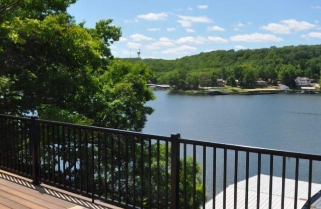 6BR/5BA LUXURIOUS LAKEFRONT HOME-Highly Desired Location-Sleeps 20
