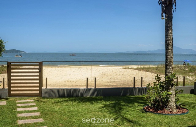 6BR Beachfront Home in Bombinhas Abm0101