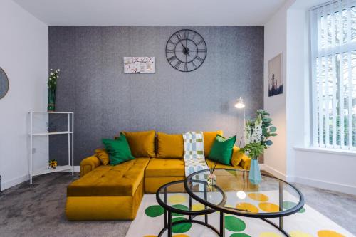 6BR Home - Sleeps 15 - Ideal for Contractors & Group Stays - Parking