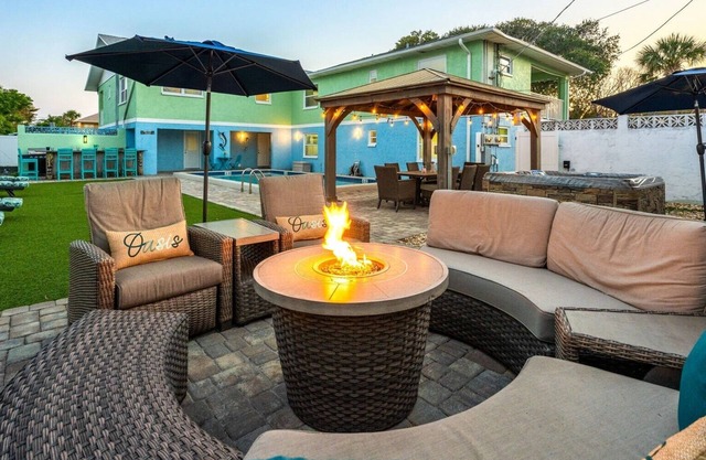 7 bd 7 bth Slps 30! 3 kitchens! Pool, Sauna, Beach, Hot tubs, Game Rm, Golf Cart