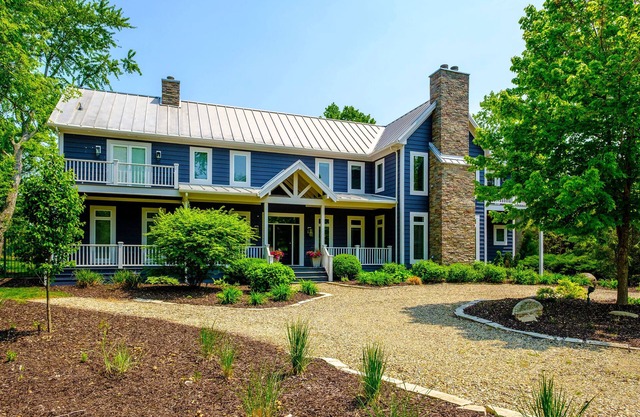 7 Bedroom Country Estate with Large Private Pool!