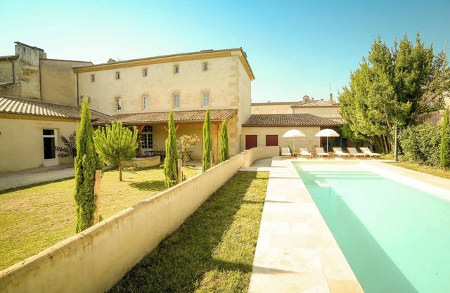 7 bedrooms - 7 bathrooms.1h from Bordeaux. Heated pool