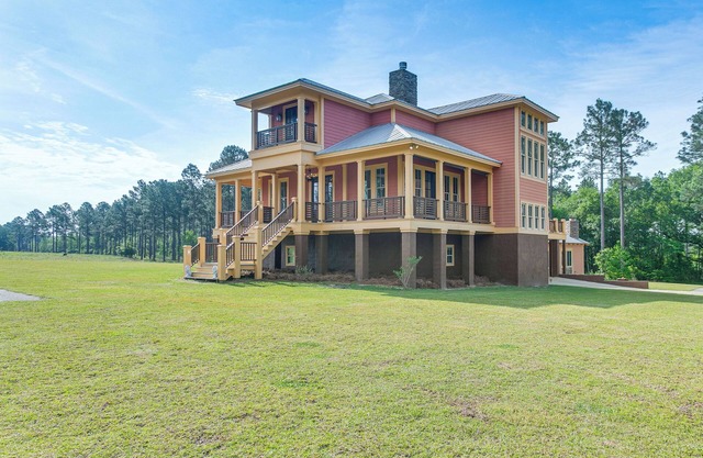 7 Mi to Downtown Fitzgerald: Spacious Home w/Deck