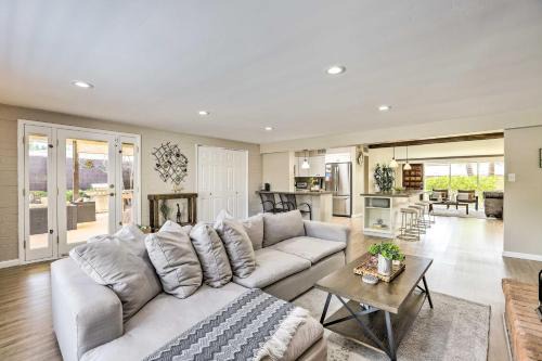 7 Mi to Downtown Phoenix Home with Pool and Foosball!