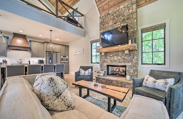 7 Mi to Ski Sapphire Valley Resort-Style Retreat