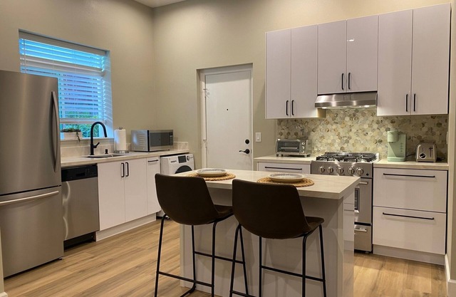 7-Mile to Del Mar Beach, Private Studio, AC, Full Kitchen, In-Unit Washer/Dryer