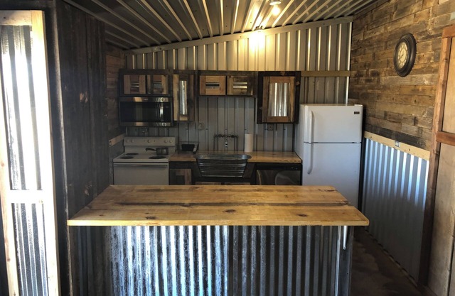 7 min from Stephenville. 2-2 Lodging with horse accommodations. Stalls, Turnouts