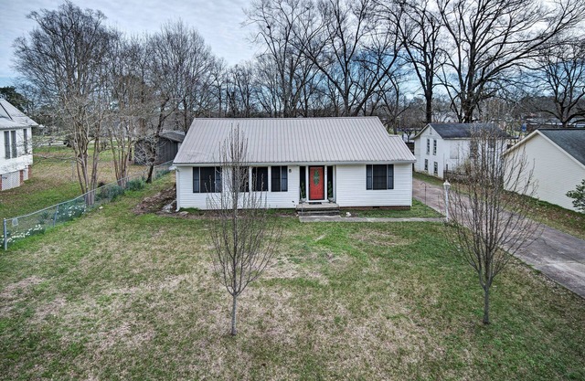 7 minutes from Providence Farm, MS Blues Trail and The Petrified Forest!