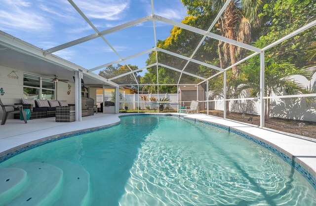 7-Minutes To Beach with Screened Heated Pool located in Largo