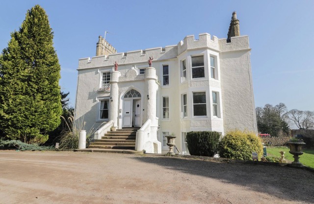 7 PRESS CASTLE, family friendly, with open fire in Coldingham