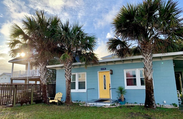 72 steps to Beach Access: Comfy Clean Original Beach Bungalow