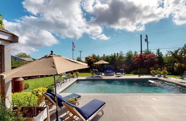 7BR edge of town with pool, movie theater. Beautiful gardens. Pet friendly