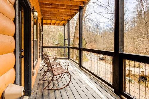 8 Mi to Dollywood Cabin with Hot Tub and Decks!