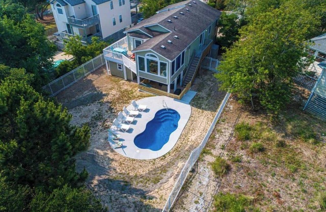 8 Min Walk to Beach, Saltwater Pool & Hot Tub