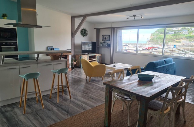 80m² apartment with south-facing terrace, sea and harbor view