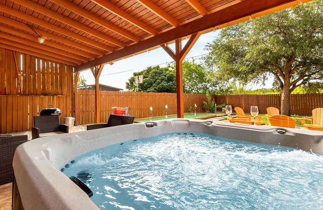 8mi Lackland BMT - Hot Tub - Game Room - Mini Golf - near SeaWorld and Six Flags