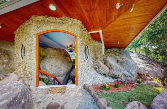 8th Wonder of the World: Riverfront Luxury with Jacuzzi & natural Pool