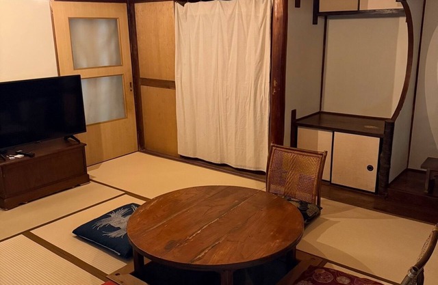 9 min. walk from Beppu Station/Rental of an old reclaimed house/Max. 6 people/Inn where you can spend a special time with one-of-a-kind vessels and furniture/Free Wi-Fi