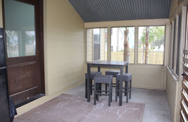 922 Mansfield - Beautiful & Spacious!