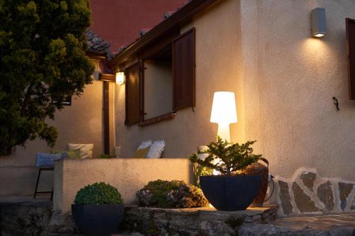 A 20 min de Madrid en Ave CASITA con JARDIN PRIVADO, wifi, SMART TV 55p y aparcamiento en la puerta